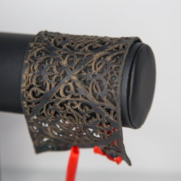 SOLD Vintage Laser Cut Black Leather Corset Wrist Cuff Bracelet - Picture 3 of 10